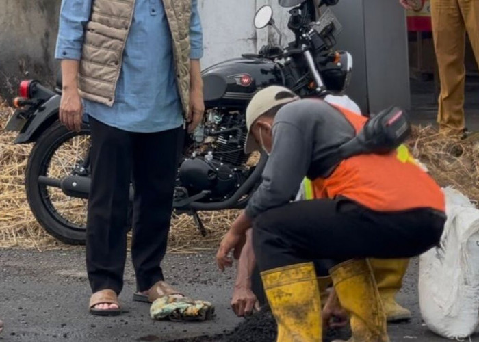 Ngabuburit Sambil Kerja, Bupati OKU Pastikan Jalan Berlubang Mendapat Perhatian