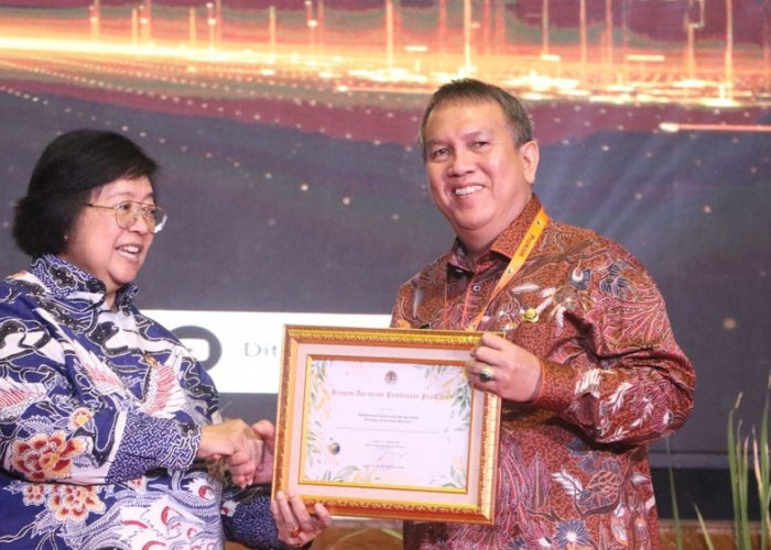 Bupati Muara Enim Dr H Ahmad Rizali MA Terima Penghargaan Proklim 2023 dari KLHK RI
