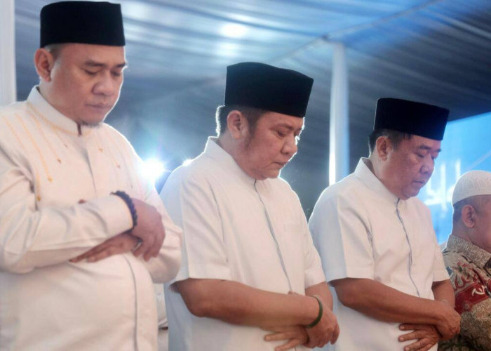 Awali Safari Ramadhan 1446 H, Gubernur Herman Deru dan Wagub Cik Ujang Sholat Isya dan Tarawih Berjamaah Denga