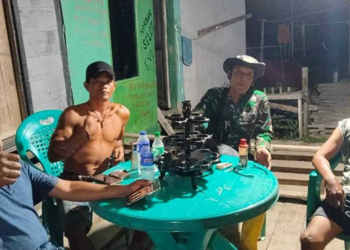 Bersama Warga, Babinsa Koramil Sungai Menang Patroli Siskamling