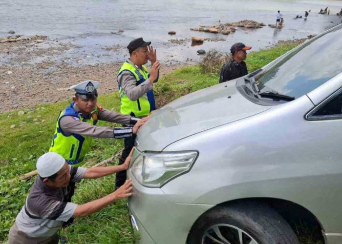 Mobil Wisatawan di OKU Nyaris Terjun ke Sungai