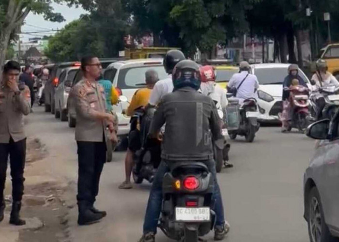 Antrian Mobil Isi BBM Buat Macet Jalan, Ini yang dilakukan Kapolres Muba