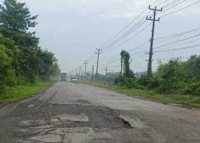 Jalan Palembang-TAA Rusak Parah, Pengendara Motor Sering Terjatuh