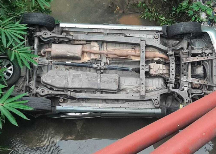 Hindari Tabrakan, Avanza Terjun Aliran Anak Sungai
