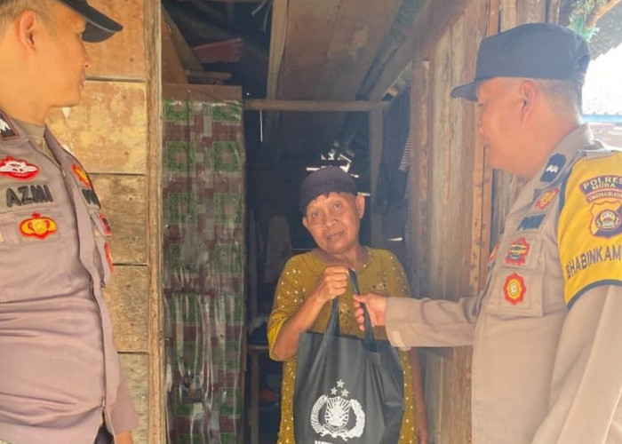 Jumat Berkah Penuh Kepedulian, Polsek Batang Hari Leko Salurkan Sembako ke Warga Kurang Mampu