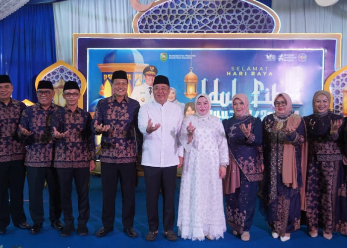 Tampil Selaras dengan Batik Petule, HD Puji Edison