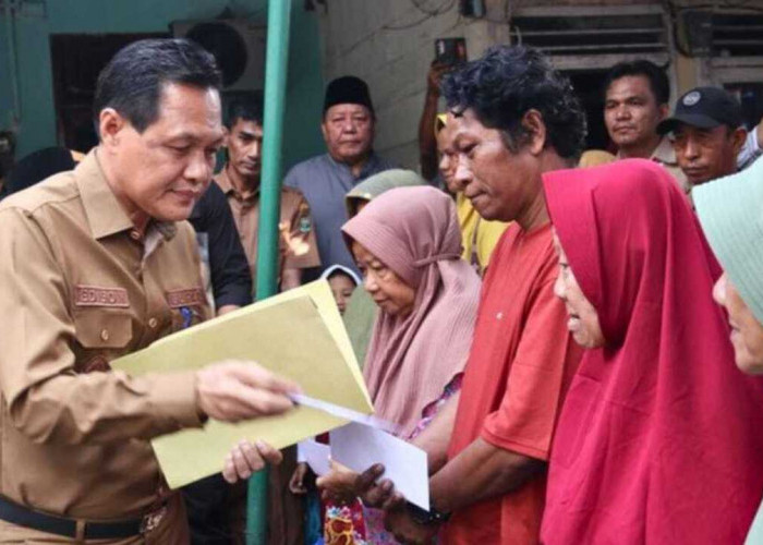 H Edison Serahkan Sejumlah Bantuan Korban Kebakaran