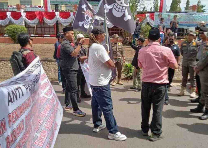 HUT Kabupaten Muara Enim ke 79 Dapat Kado Aksi Demo