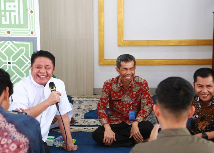 Usai  Shalat Jumat Berjamaah di Kantor, Gubernur Herman Deru Dengarkan Curhat Para Pegawai 