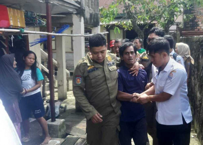 Bikin Resah Warga, Seorang ODGJ di Kelurahan 5 Ilir Kota Palembang Dievakuasi oleh Tim Gabungan.