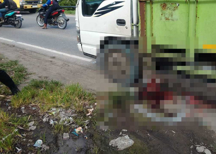 Penumpang Motor Tewas Terlindas Truk