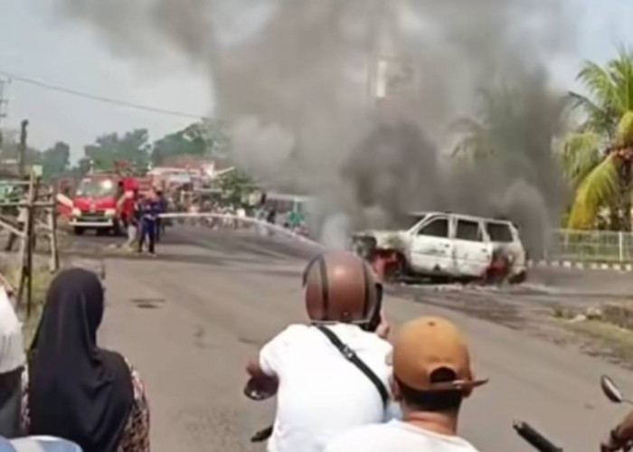 Diduga HP Menyala, Kijang Kapsul Terbakar Saat Isi BBM