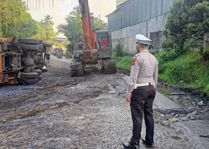 Jalan Rusak Parah, Truk Batu Bara Terguling