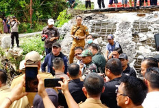 Tinjau Jembatan Muara Dua Prabumulih yang Roboh, Herman Deru Janjikan Bantu Perbaikan di 2026