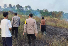 Polisi dan Warga OKU Padamkan Karhutla di Lahan Kosong