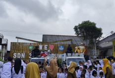 Petugas MBG Bambu Kuning Prabumulih Pakai Kostum Superhero, Siswa Sekolah Antusias Sambut Makan Bergizi