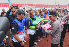 Kapolri Rangkul Ojol dan Buruh Palembang, Bagikan Sembako dan Pesan Kemanusiaan