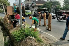 Antisipasi Musim Penghujan, Kelurahan Sukaraya Gencarkan Pembersihan Lingkungan