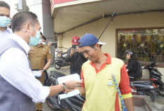 Hadapi Kabut Asap, Ratu Dewa Turun ke Jalan Bagikan 16 Ribu Masker Gratis di Palembang