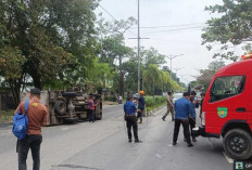Mobil Box Bermuatan 800 Box Susu UHT Terguling di Jalan Sudirman Prabumulih, Sopir Selamat