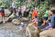 Jasad Seorang IRT Ditemukan Tersangkut di Bebatuan 