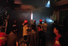 Diduga Korsleting Tiang Listrik, Kebakaran Hanguskan Garasi Klinik dan Lima Kendaraan di Palembang