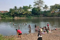 Musim Kemarau, Warga OKU Turun Ke Sungai Ogan Untuk Mandi dan Mencuci Pakaian