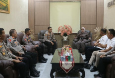 Datangi Kejari Prabumulih, Kapolres Prabumulih Ucapkan Selamat Hari Lahir Adhyaksa Ke-81 dan Berikan Tumpeng