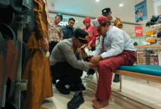 Wujud Peduli Pendidikan, Kapolsek RKT Bantu Siswa Kurang Mampu Seragam dan Perlengkapan Sekolah