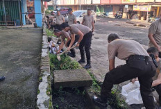 Polres Prabumulih Bersih-Bersih di Pasar PTM I, Wujud Nyata Peduli Kebersihan Lingkungan