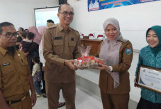 Cegah Stunting di OKU, Sekda Serahkan Bantuan Untuk Anak-anak