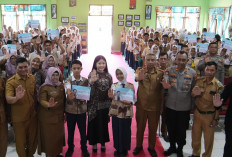 Anggota DPD RI dr Ratu Tenny Leriva Serahkan Beasiswa PIP 2025 dan Sosialisasikan Bahaya Narkoba di OKU
