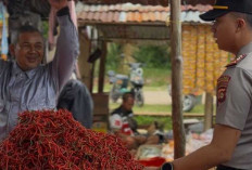 Patroli Dialogis Polsek Babat Supat di Pasar Tanjung Kerang, Harga Bahan Pokok Terpantau Stabil