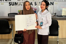 Tingkatkan Daya Saing UMKM, Kanwil Kemenkum Sumsel Serahkan Sertifikat Merek ETAWA PROKIDS