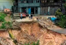 Abrasi Jalan di Peninjauan Kian Parah, Dua Rumah Warga Terancam Longsor