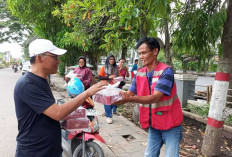 Tahun Baru, DPC PDIP Muara Enim Bagikan 100 Nasi Kotak