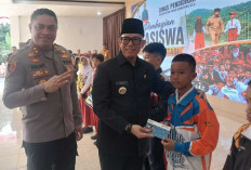 Bupati OKU Serahkan Beasiswa Kepada 253 Siswa Berprestasi