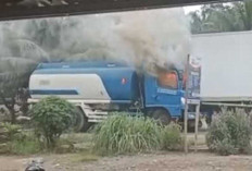 Mobil Tangki Diduga Bermuatan Minyak Tabrakan dengan Truk Fuso di Bayung Lencir, Terbakar Hebat