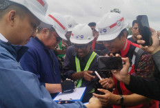 Gubernur Sumsel Tinjau Jalan Rusak di Ogan Ilir dengan Motor, Kucurkan Rp66 Miliar untuk Perbaikan