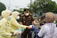 Kejari Muba Bersama IAD Turun Langsung, Bagikan Masker dan Bubur Gratis kepada Masyarakat