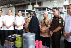 Wako Ratu Dewa dan Kejari Palembang Serahkan Gerobak Bakso untuk Eks Napiter