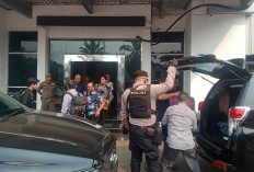 KPK Geledah ULP dan Dinas PUPR Muara Enim, Penyidik Bawa Tiga Koper dan Tas