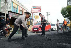 Dukung Gerakan Indonesia ASRI, Polres OKI Perbaiki Jalan dan Tata Lingkungan