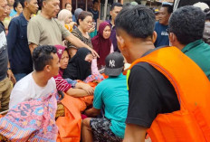 Dramatis! Jenazah Warga Dievakuasi Pakai Perahu Karet Akibat Banjir di Karang Dapo