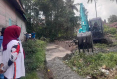 Atasi Banjir Mangga Besar, Wali Kota Prabumulih H Arlan Turunkan Alat Berat Pribadi Keruk Sungai Jambat Akar