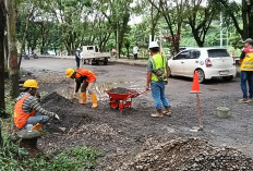 Keluhkan Jalinsum Dalam Kota Rusak Berlubang