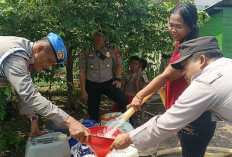 Polres Muba Salurkan 7.000 Liter Air Bersih untuk 100 KK di Muba