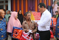 Bupati Serahkan Bantuan Korban Kebakaran