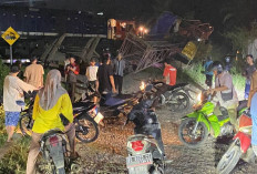 Nyaris Maut! Tronton Tersangkut di Rel dan Dihantam Kereta Babaranjang di Simpang 4 Patih Galung Prabumulih