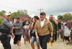 Tinjau Langsung Lokasi Banjir OKU Timur, Gubernur Herman Deru Salurkan Sembako dan Janjikan Benih Padi